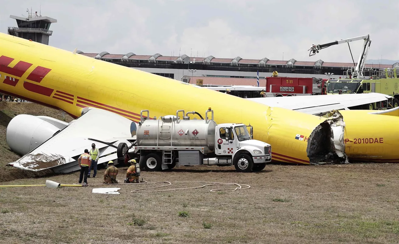 Avión de DHL se parte en 2 en aeropuerto de Costa Rica