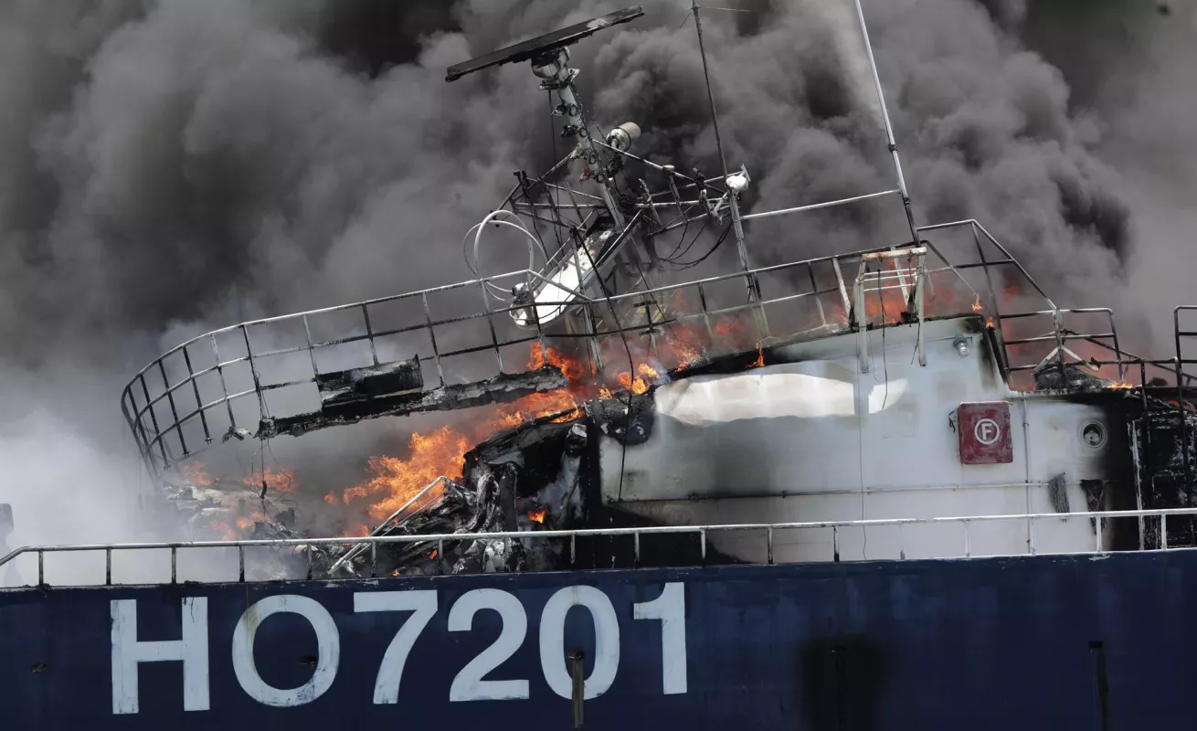 8 imágenes muestran el incendio de 3 embarcaciones chinas en Vacamonte 