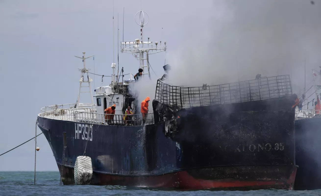 8 imágenes muestran el incendio de 3 embarcaciones chinas en Vacamonte 