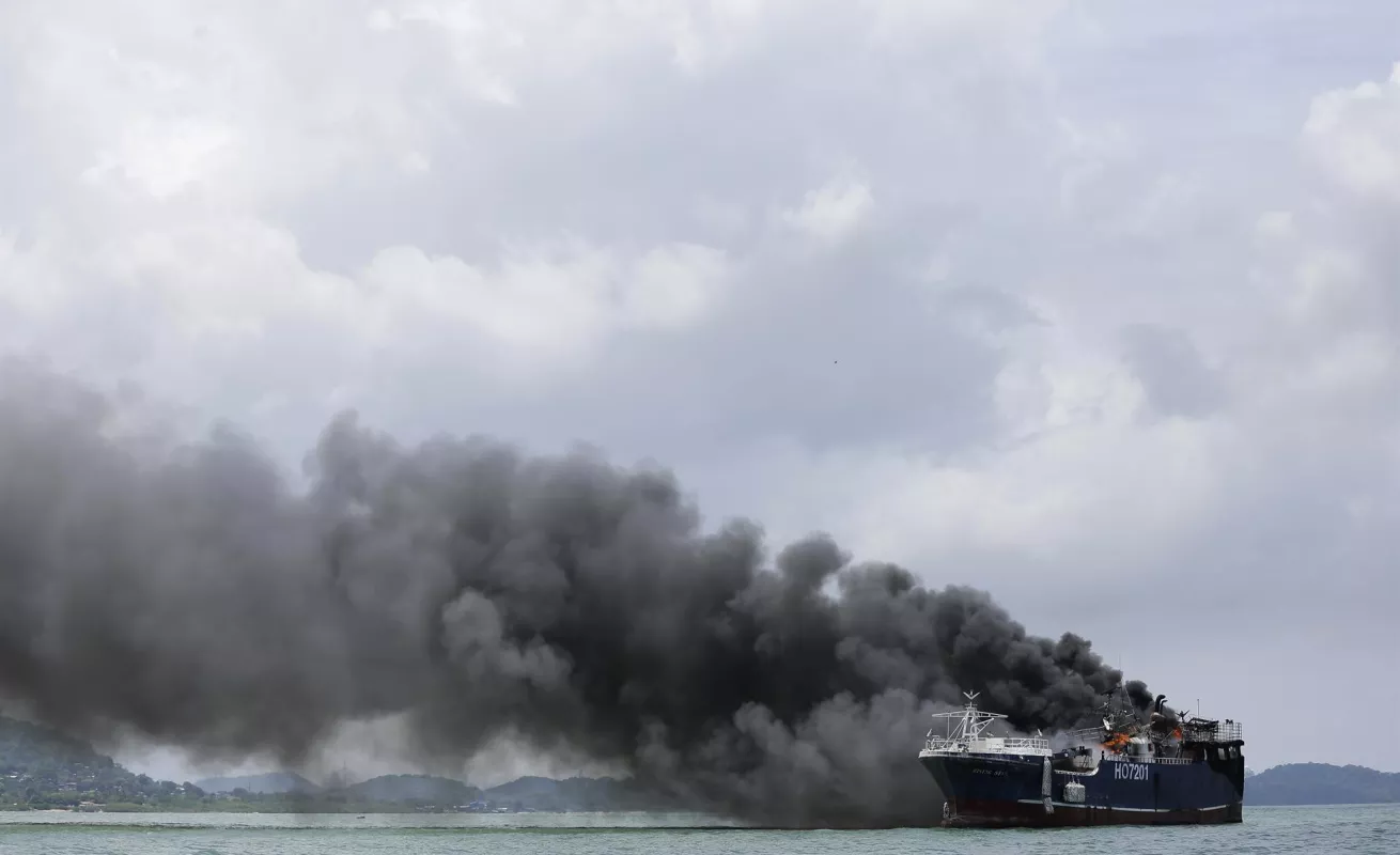 8 imágenes muestran el incendio de 3 embarcaciones chinas en Vacamonte 