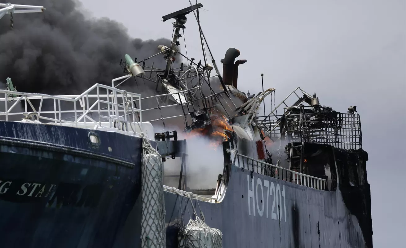 8 imágenes muestran el incendio de 3 embarcaciones chinas en Vacamonte 