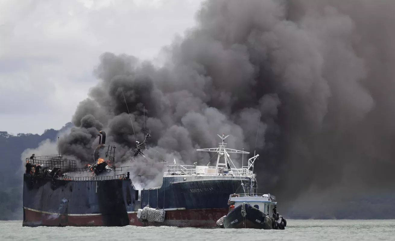 8 imágenes muestran el incendio de 3 embarcaciones chinas en Vacamonte 