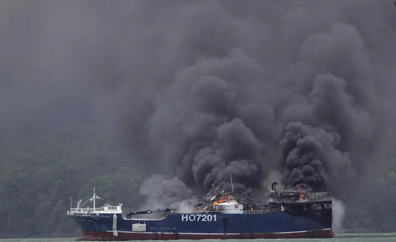 8 imágenes muestran el incendio de 3 embarcaciones chinas en Vacamonte 