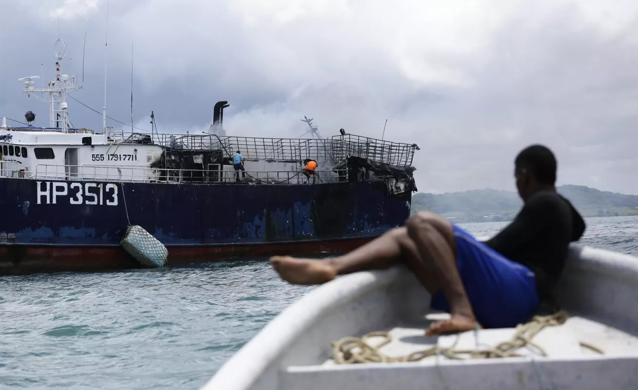 8 imágenes muestran el incendio de 3 embarcaciones chinas en Vacamonte 