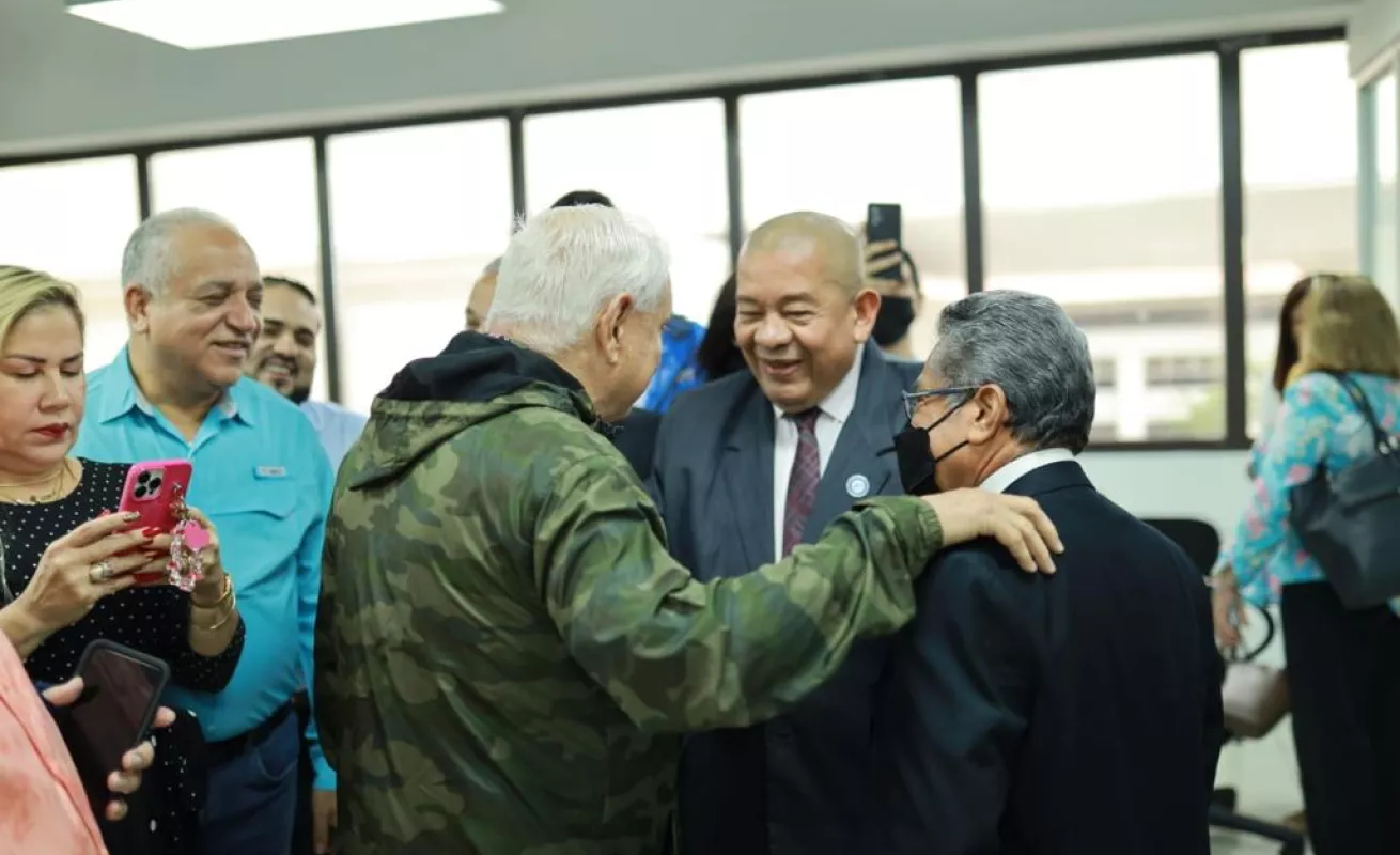 4 imágenes de una postulación a Presidente 