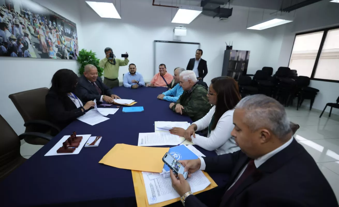 4 imágenes de una postulación a Presidente 