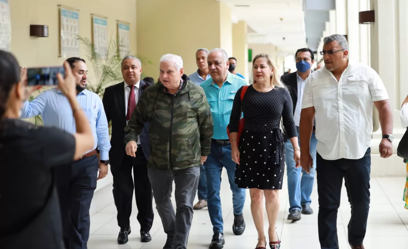 4 imágenes de una postulación a Presidente 