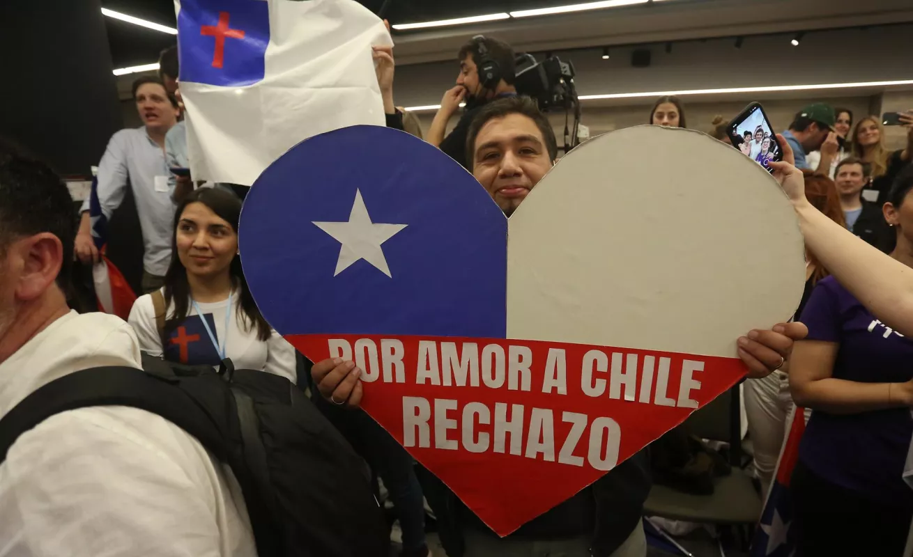 Chile rechaza con un aplastante 62,2 % la propuesta de nueva Constitución