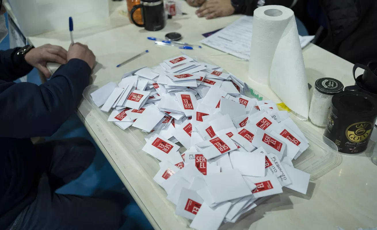 Chile rechaza con un aplastante 62,2 % la propuesta de nueva Constitución