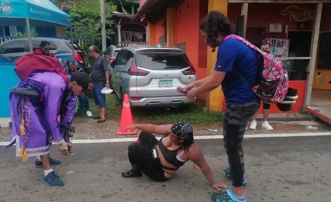 Miles de personas muestran su devoción por Jesús Nazareno