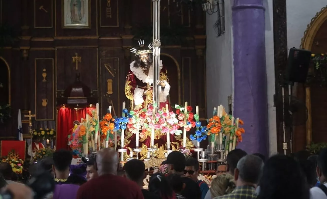 Miles de personas muestran su devoción por Jesús Nazareno
