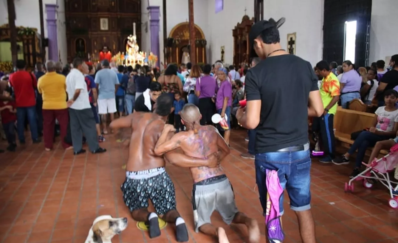 Miles de personas muestran su devoción por Jesús Nazareno