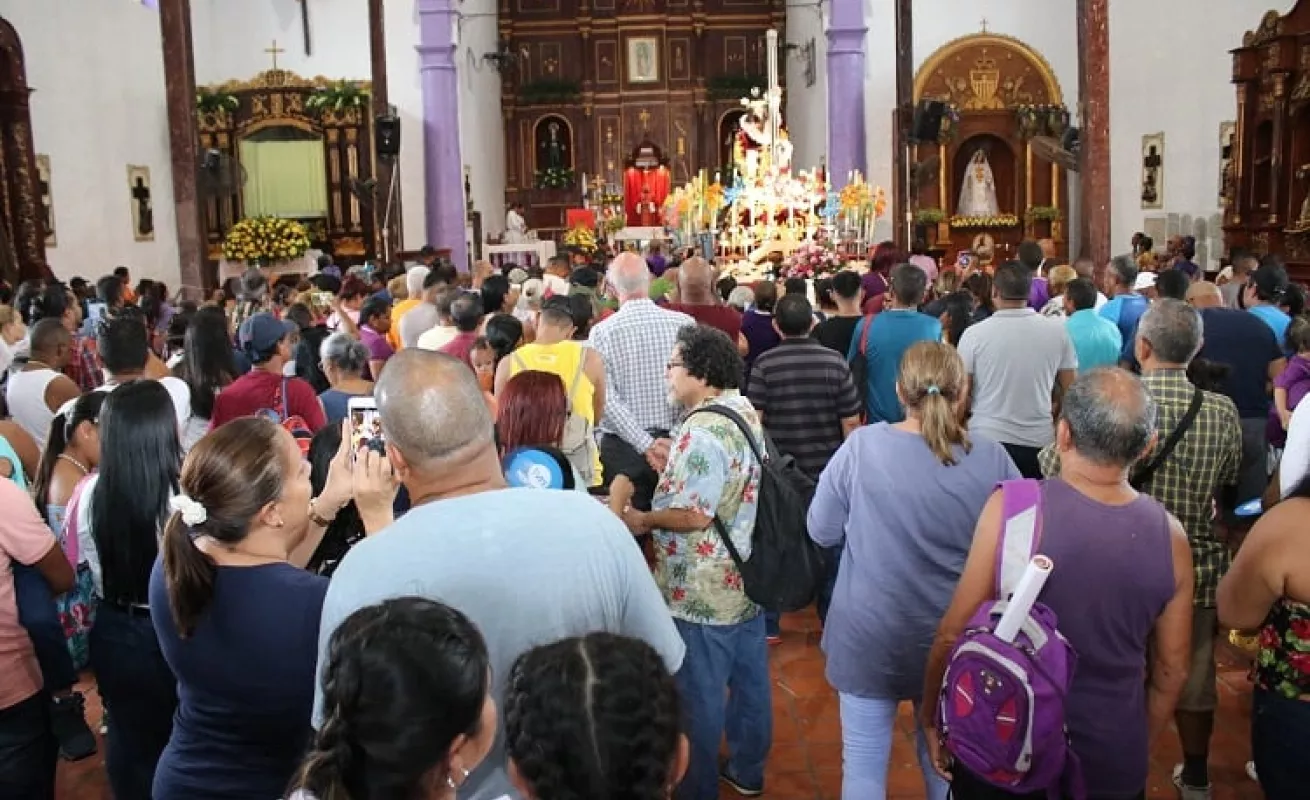 Miles de personas muestran su devoción por Jesús Nazareno