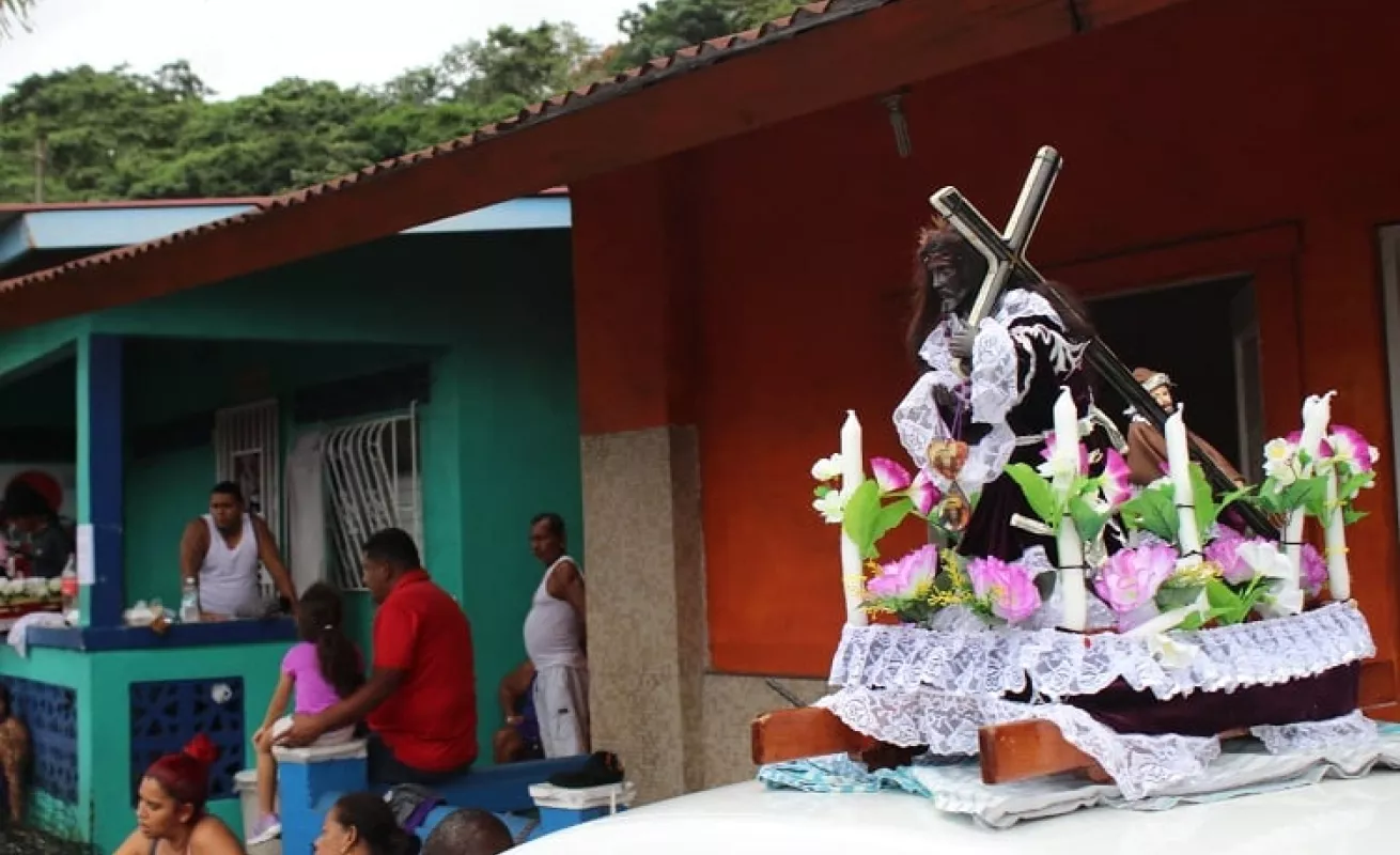 Miles de personas muestran su devoción por Jesús Nazareno