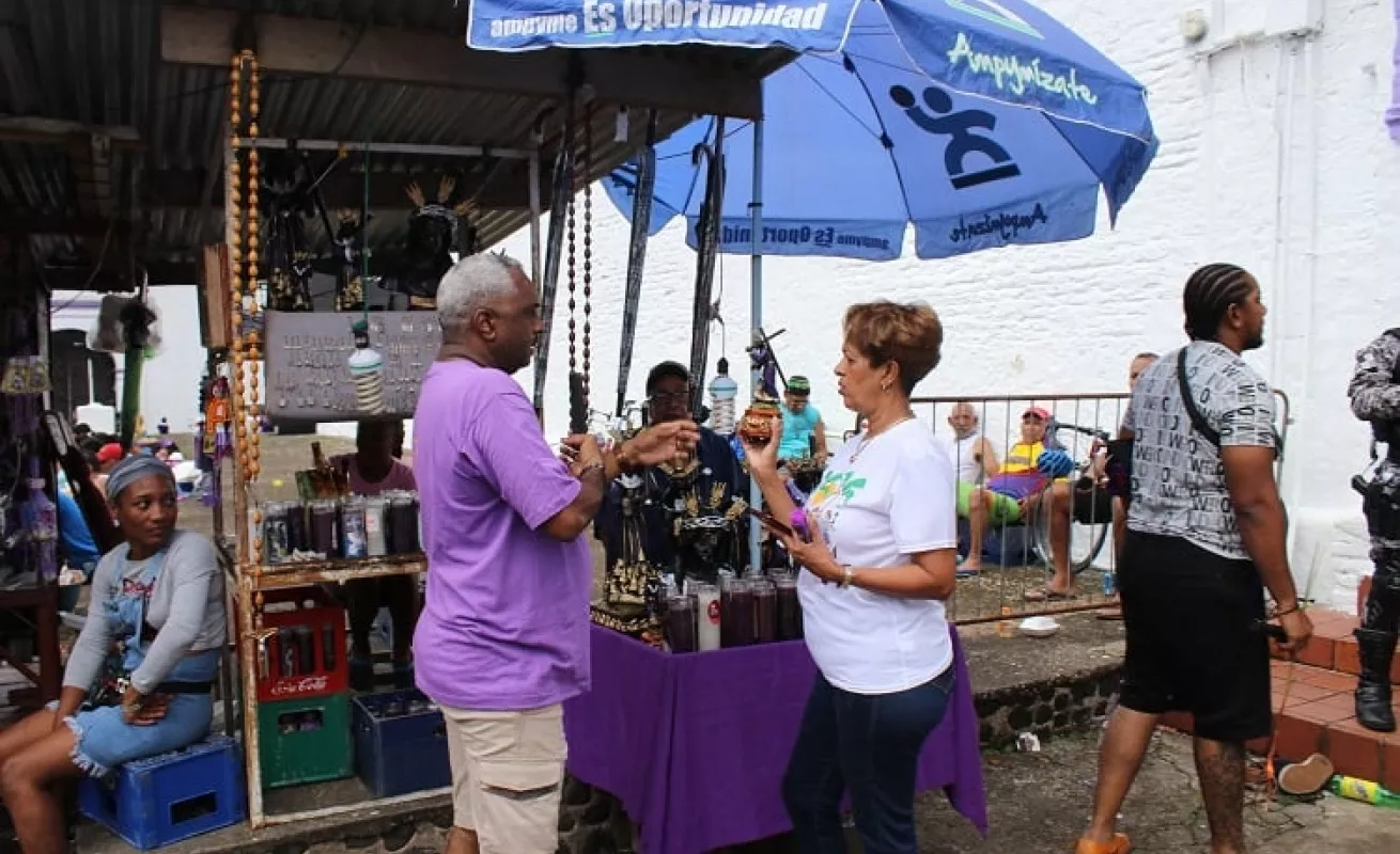 Miles de personas muestran su devoción por Jesús Nazareno