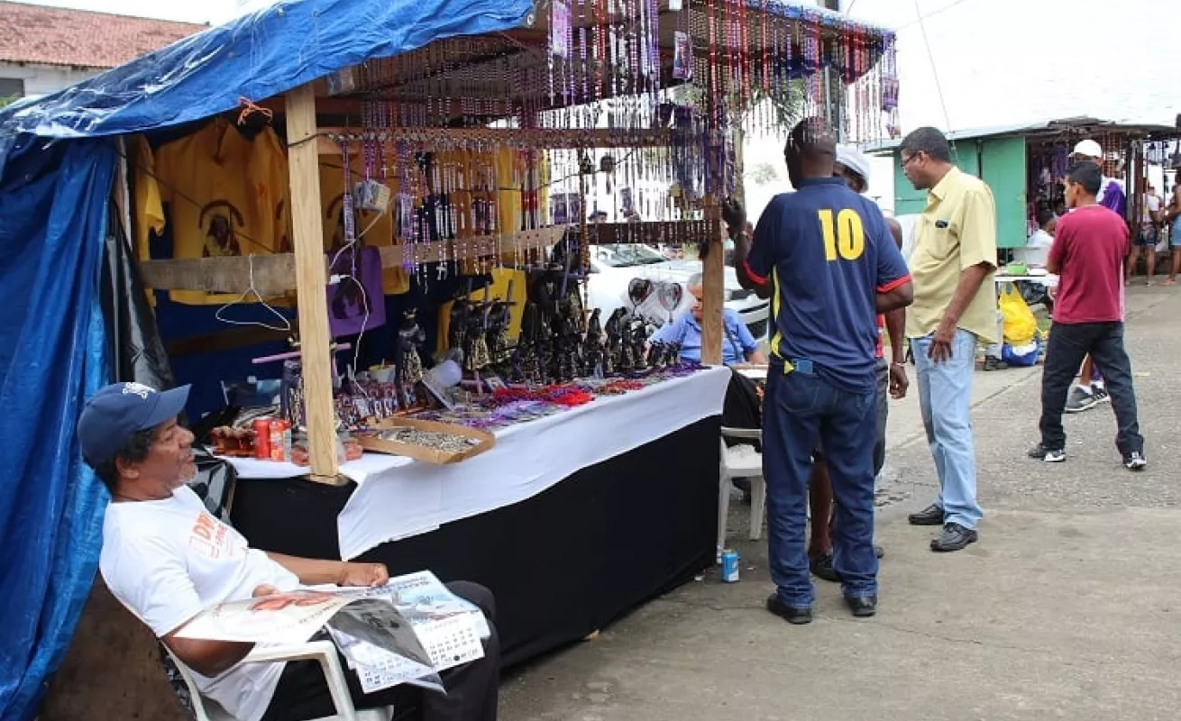 Miles de personas muestran su devoción por Jesús Nazareno