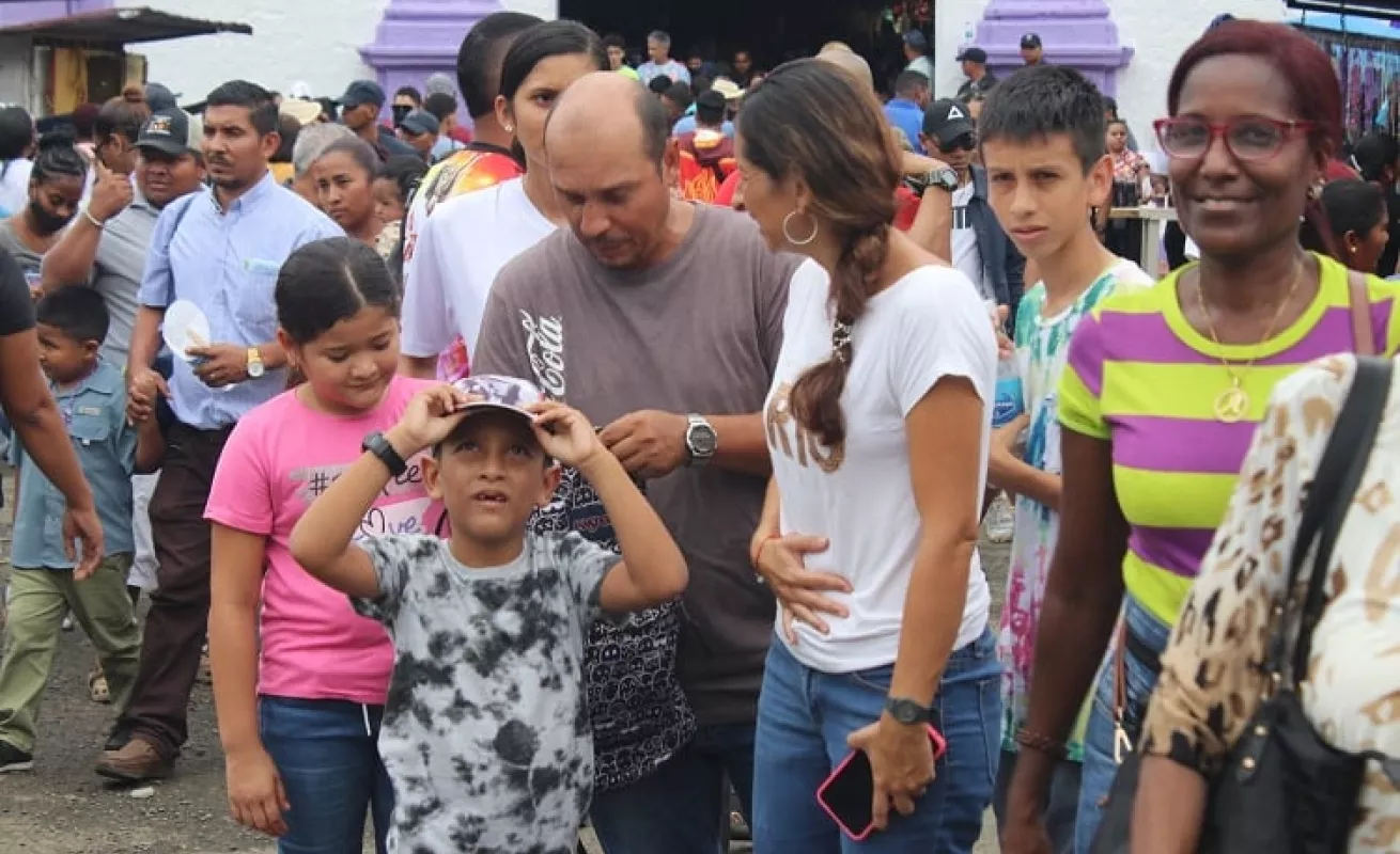 Miles de personas muestran su devoción por Jesús Nazareno