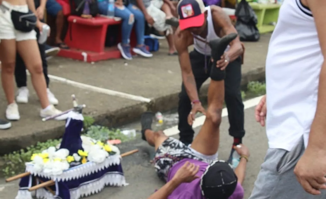 Miles de personas muestran su devoción por Jesús Nazareno