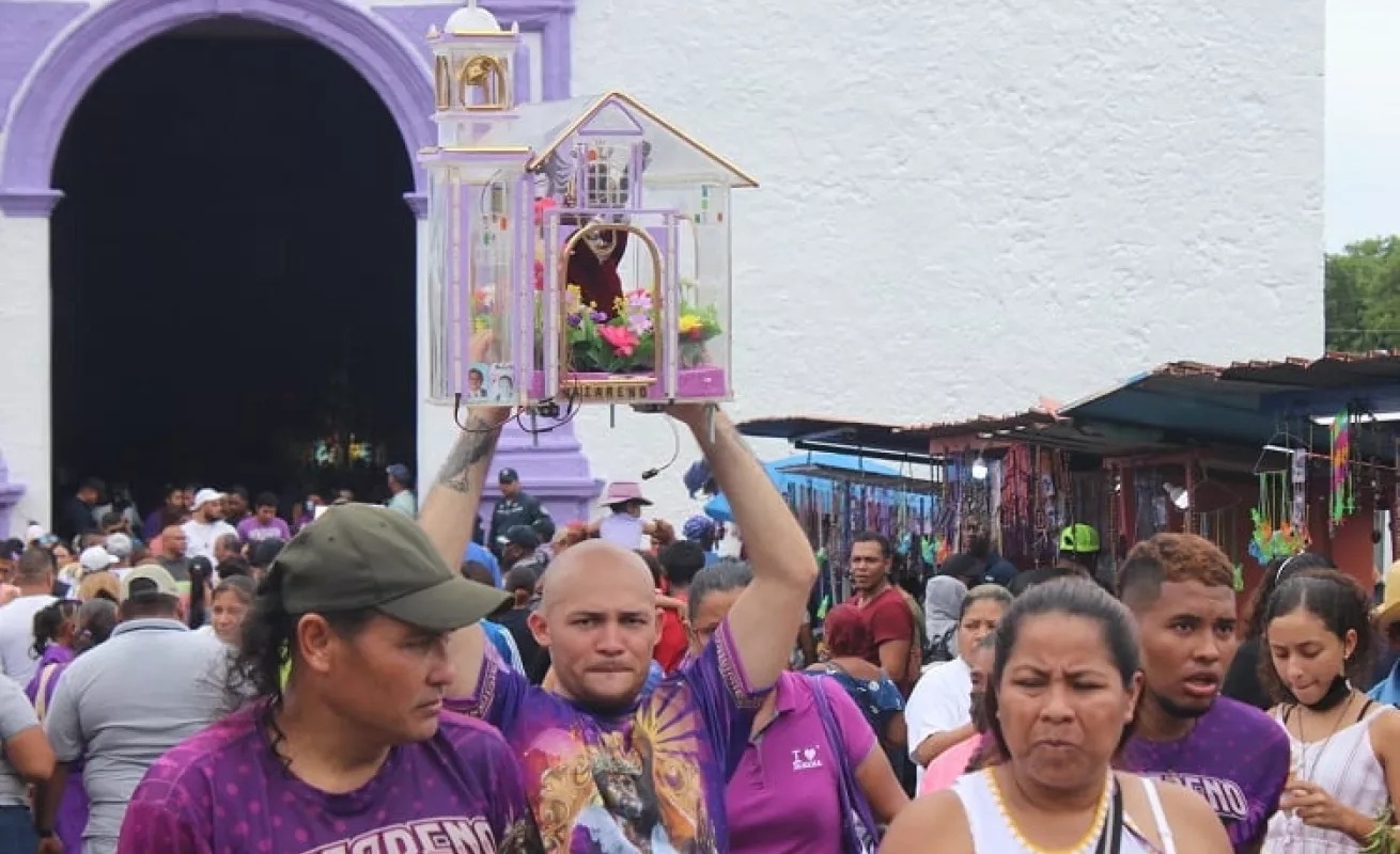 Miles de personas muestran su devoción por Jesús Nazareno