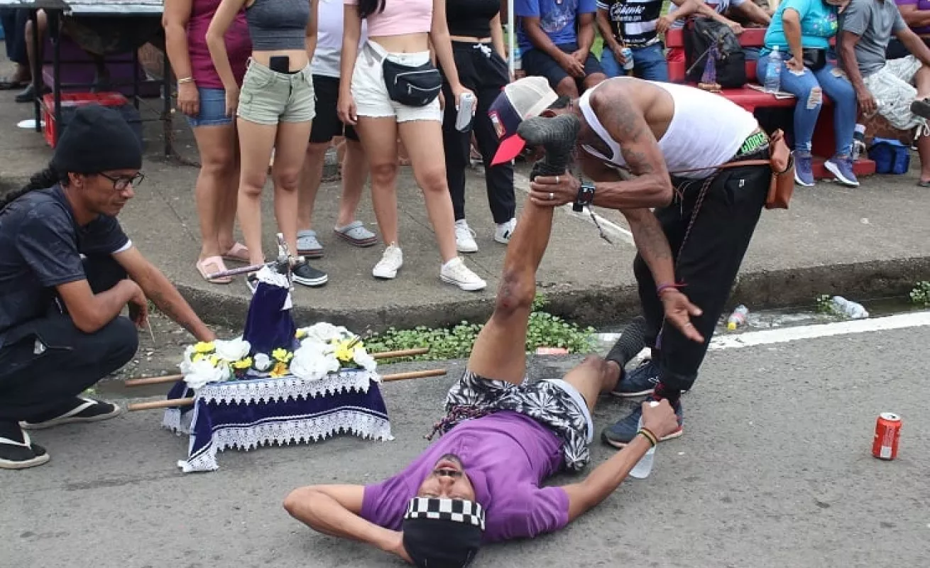 Miles de personas muestran su devoción por Jesús Nazareno