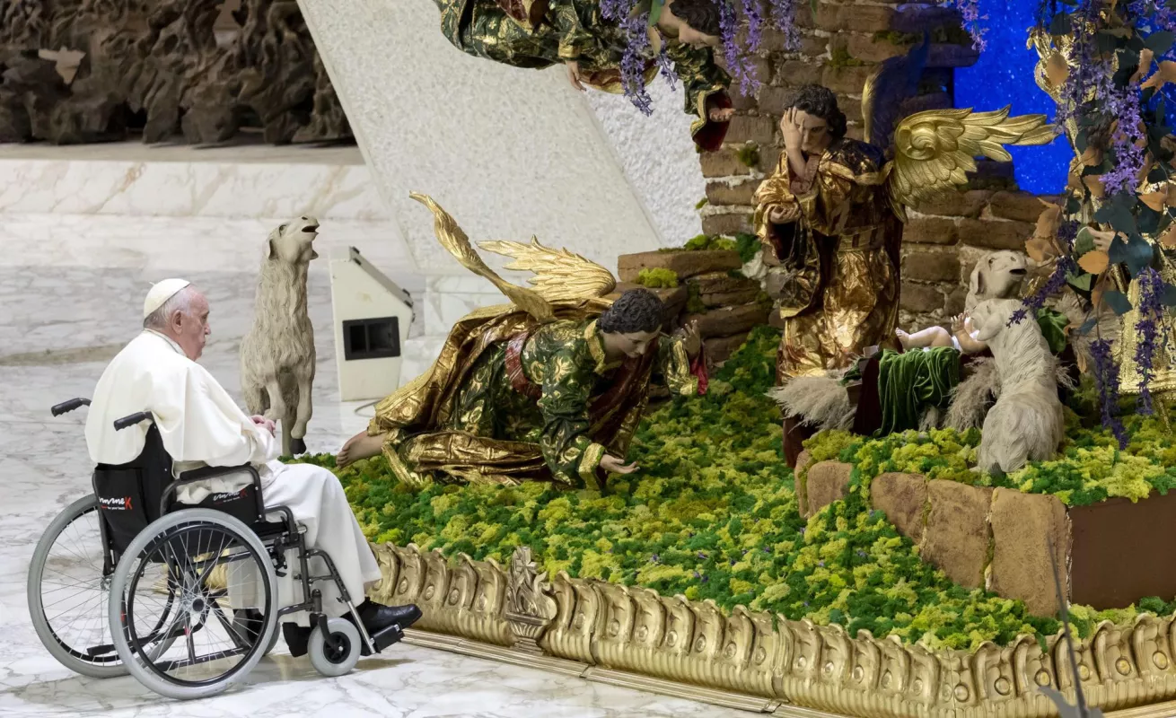 El Papa: "El Belén recuerda una Navidad distinta a la consumista y comercial"