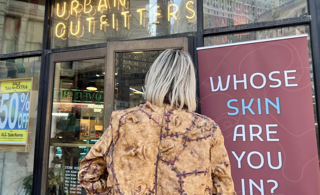 Animalistas protestan vestidos con ropa que simula piel humana en Nueva York