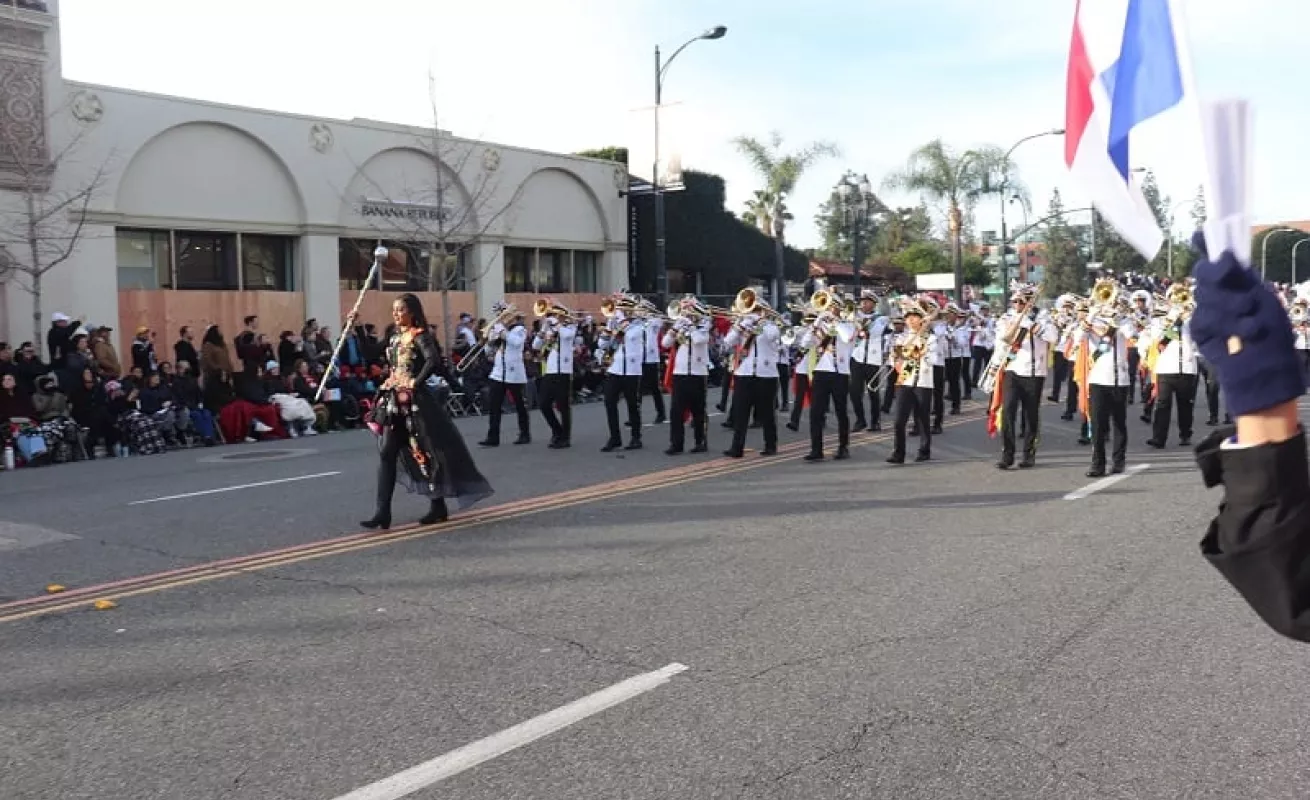 Banda de Música La Primavera de Santiago se luce en la Parada de las Rosas 2023 (Fotos)