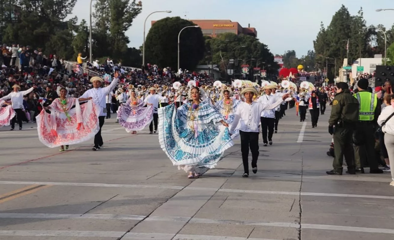 Banda de Música La Primavera de Santiago se luce en la Parada de las Rosas 2023 (Fotos)