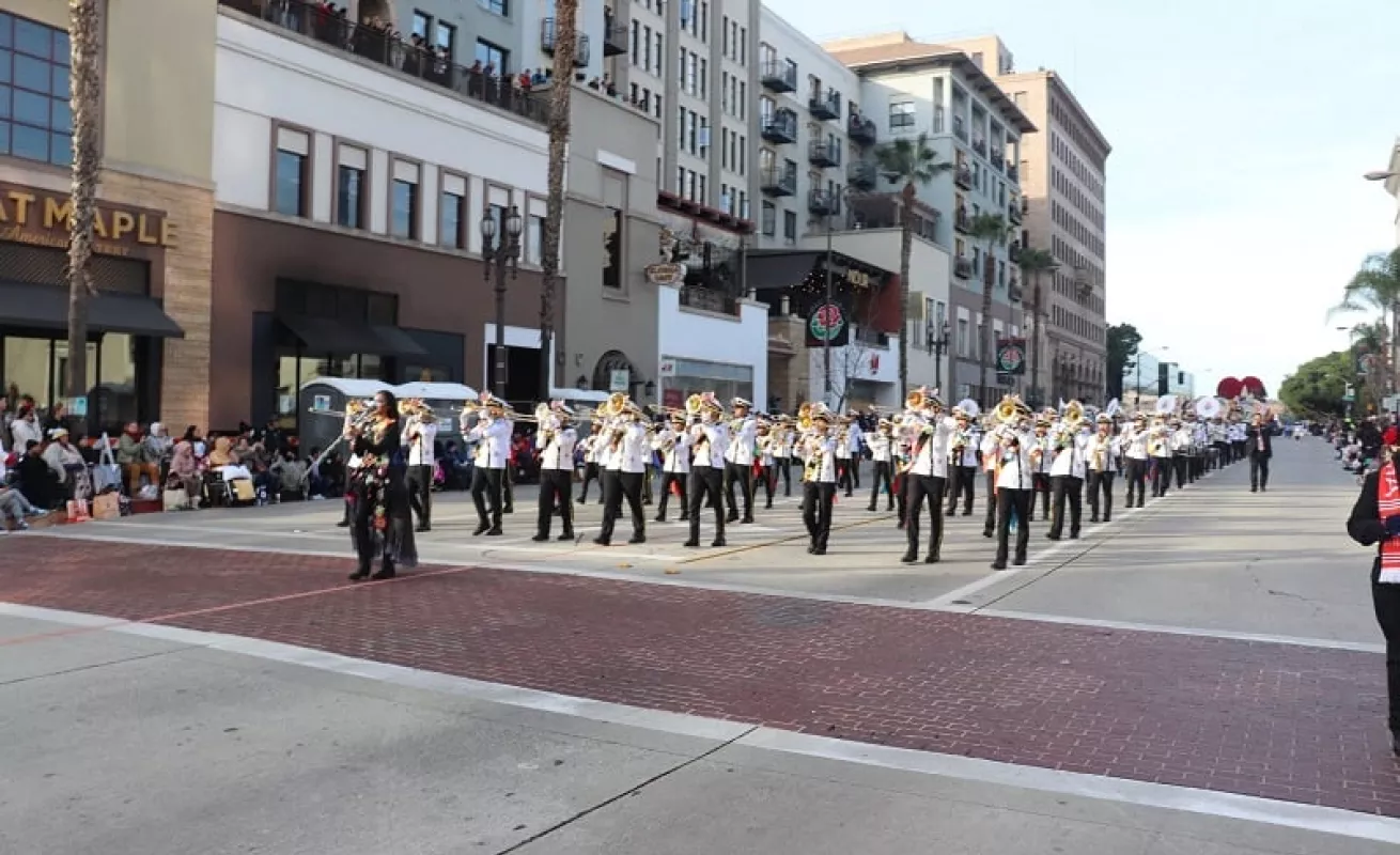 Banda de Música La Primavera de Santiago se luce en la Parada de las Rosas 2023 (Fotos)