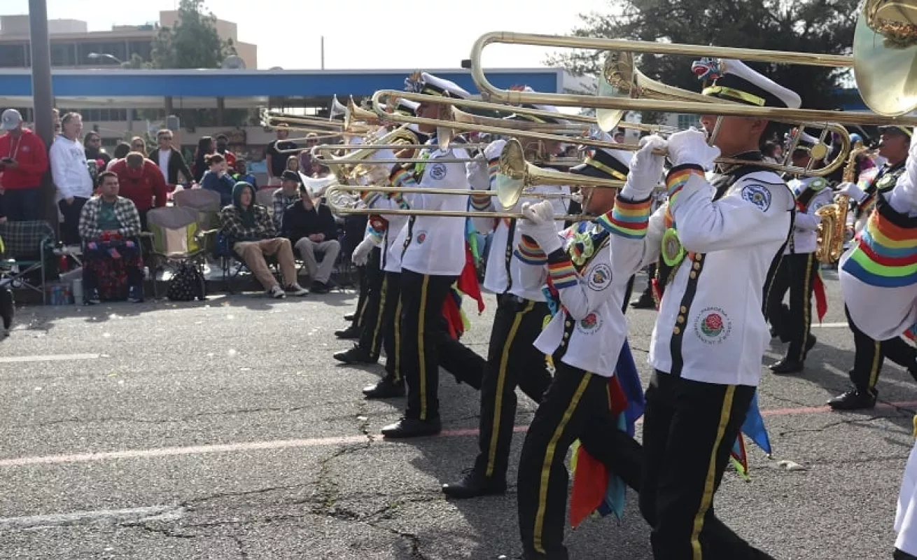 Banda de Música La Primavera de Santiago se luce en la Parada de las Rosas 2023 (Fotos)