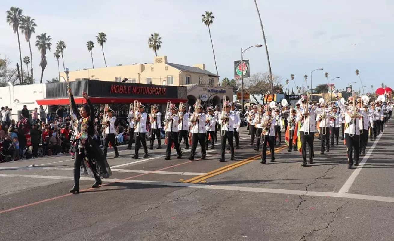 Banda de Música La Primavera de Santiago se luce en la Parada de las Rosas 2023 (Fotos)