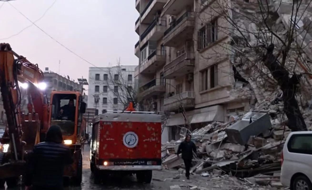 Potente terremoto de 7,7 sacude Turquía y Siria dejando miles de muertos