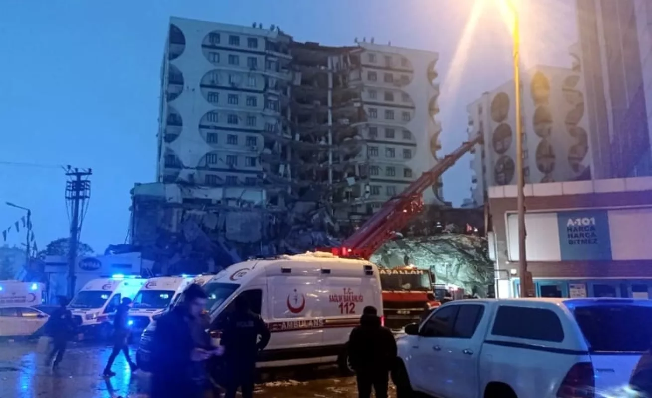 Potente terremoto de 7,7 sacude Turquía y Siria dejando miles de muertos