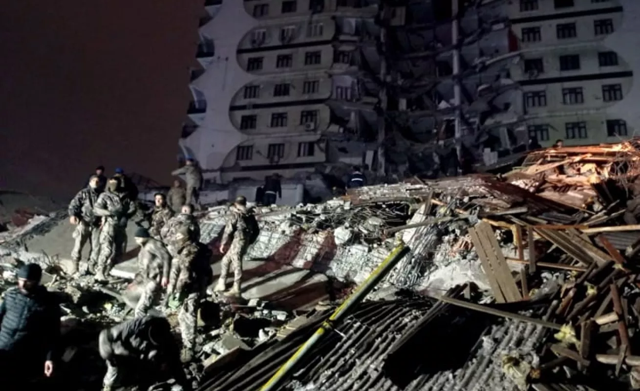 Potente terremoto de 7,7 sacude Turquía y Siria dejando miles de muertos