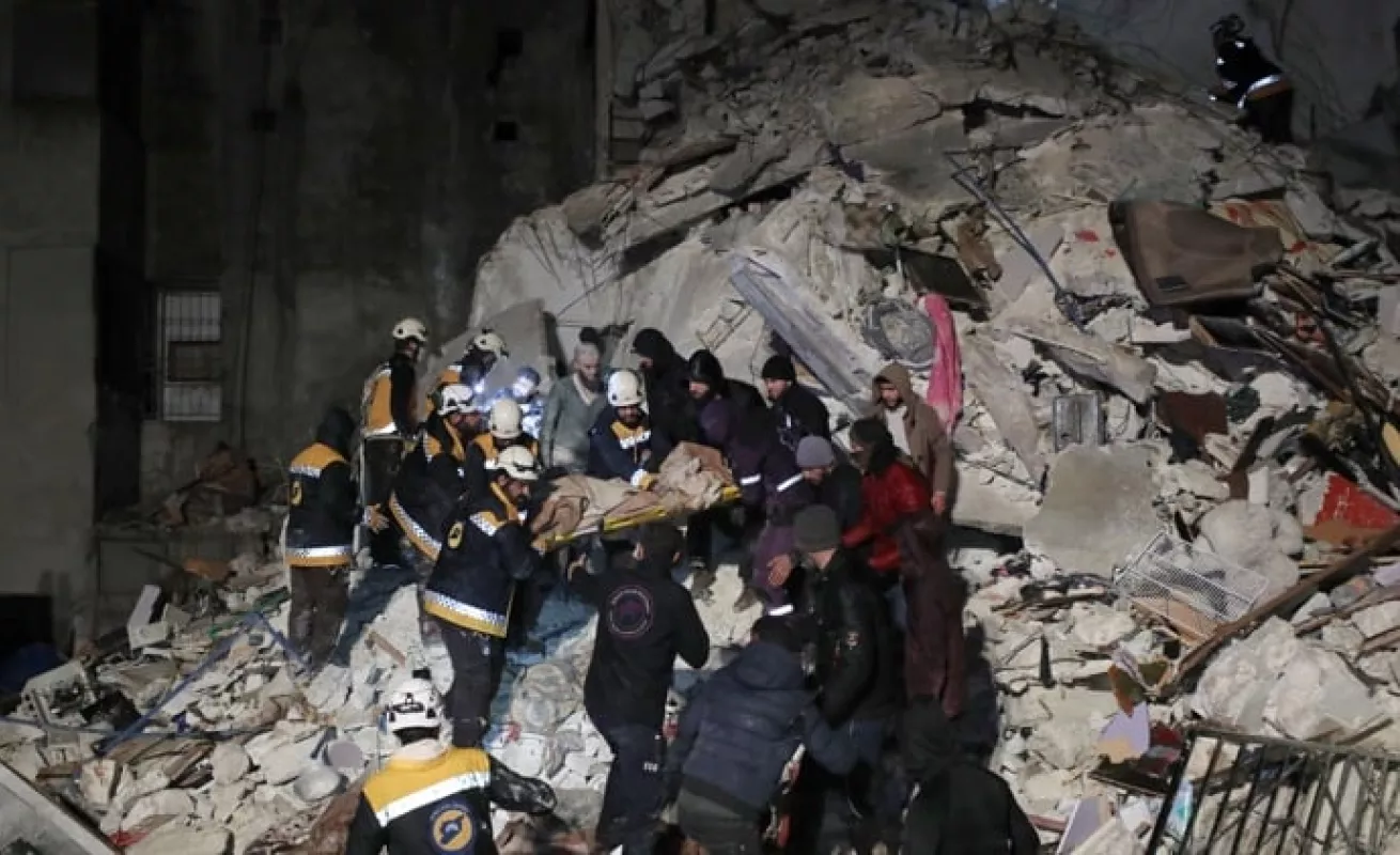 Potente terremoto de 7,7 sacude Turquía y Siria dejando miles de muertos