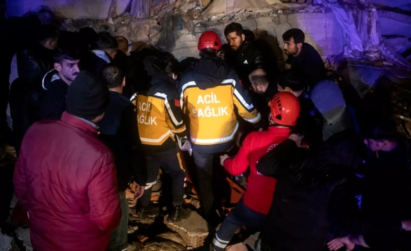 Potente terremoto de 7,7 sacude Turquía y Siria dejando miles de muertos