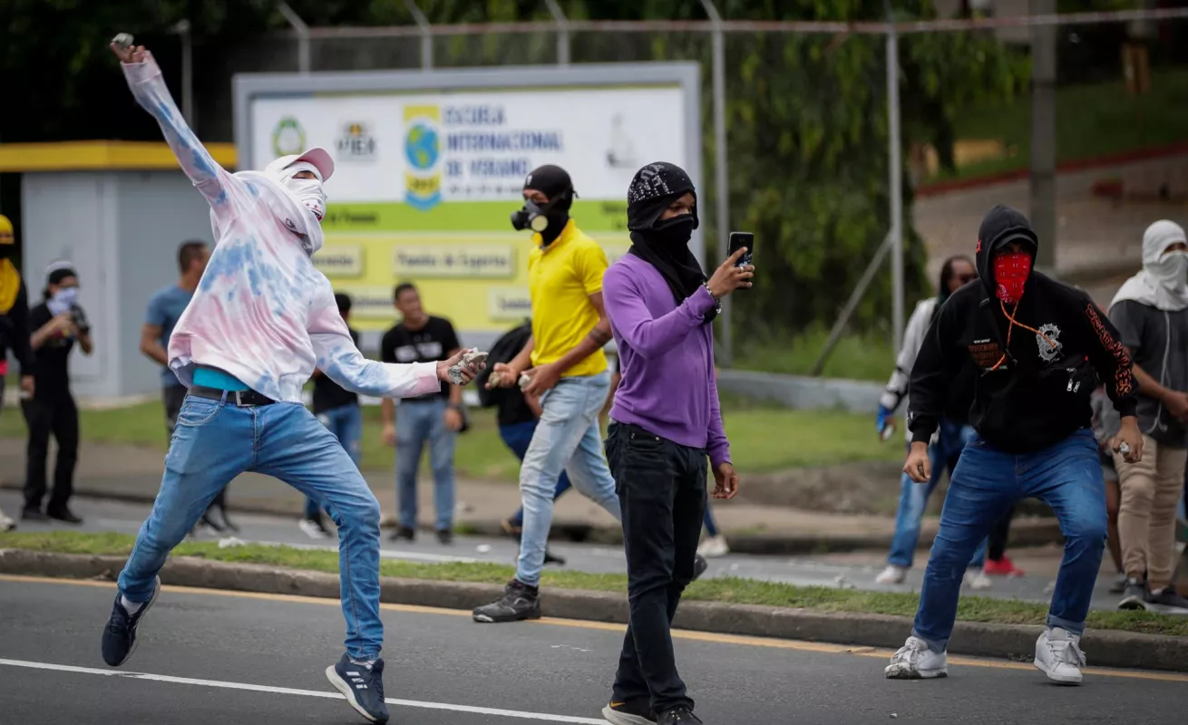 Universitarios protestan, antimotines lanzan bombas (Fotos) 
