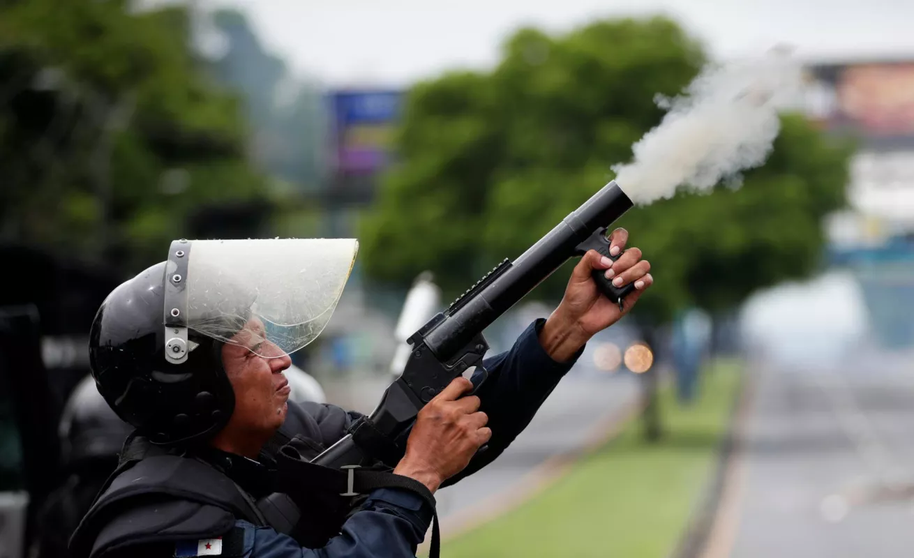Universitarios protestan, antimotines lanzan bombas (Fotos) 
