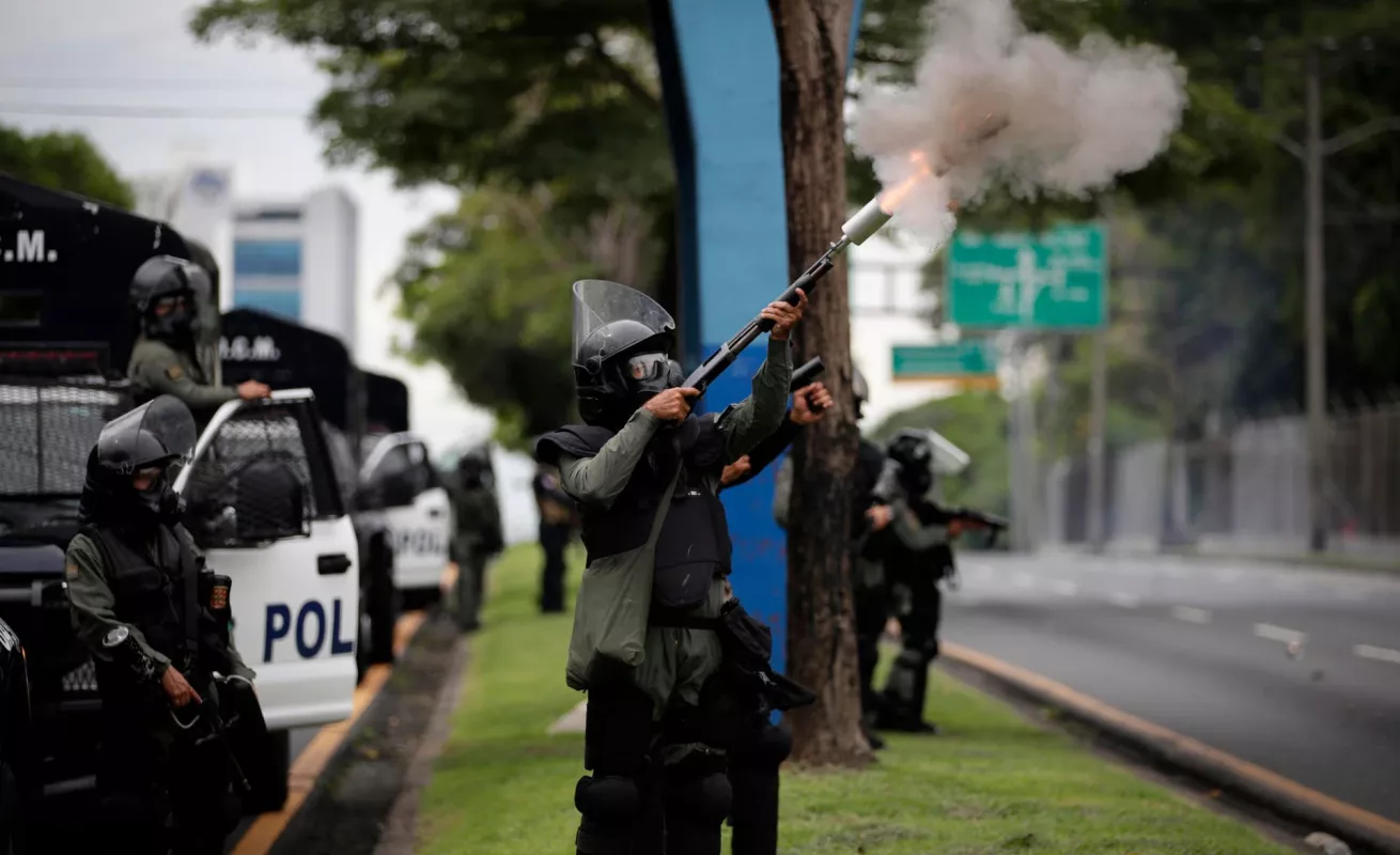 Universitarios protestan, antimotines lanzan bombas (Fotos) 