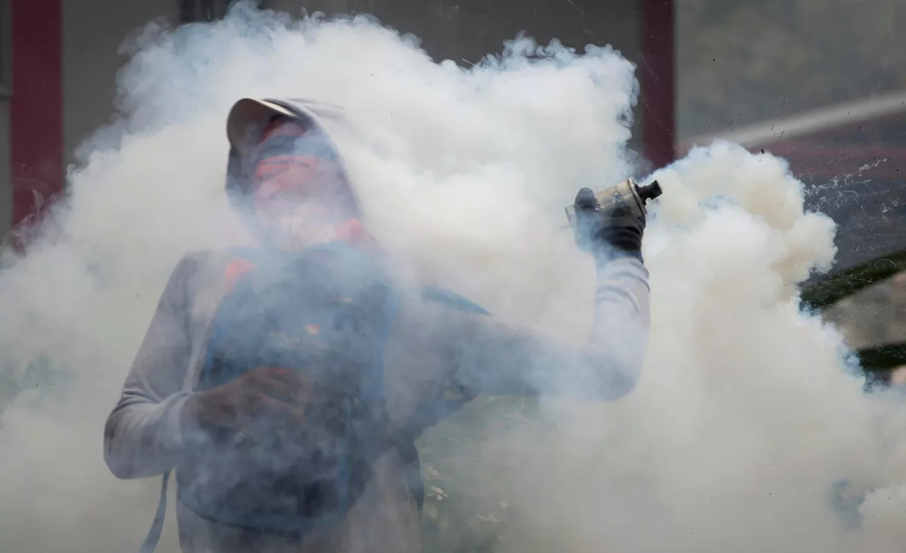 Universitarios protestan, antimotines lanzan bombas (Fotos) 
