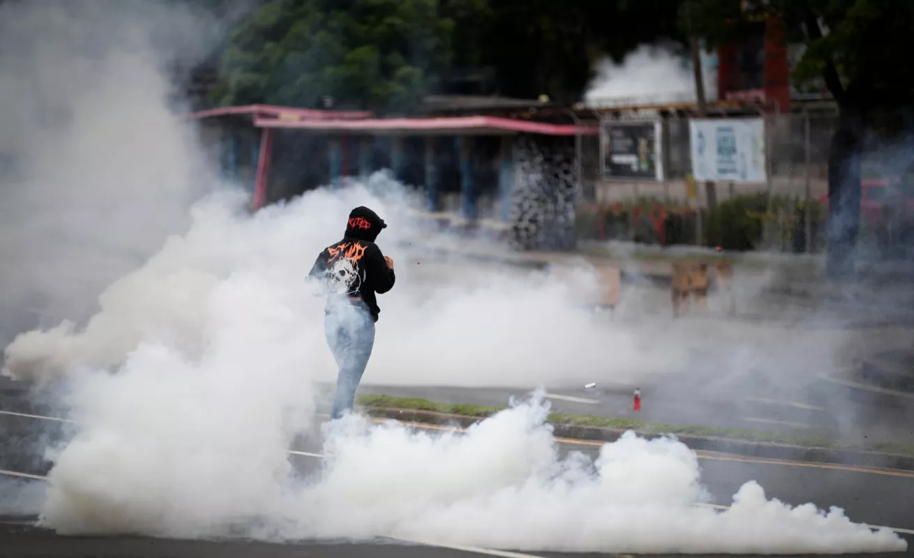 Universitarios protestan, antimotines lanzan bombas (Fotos) 