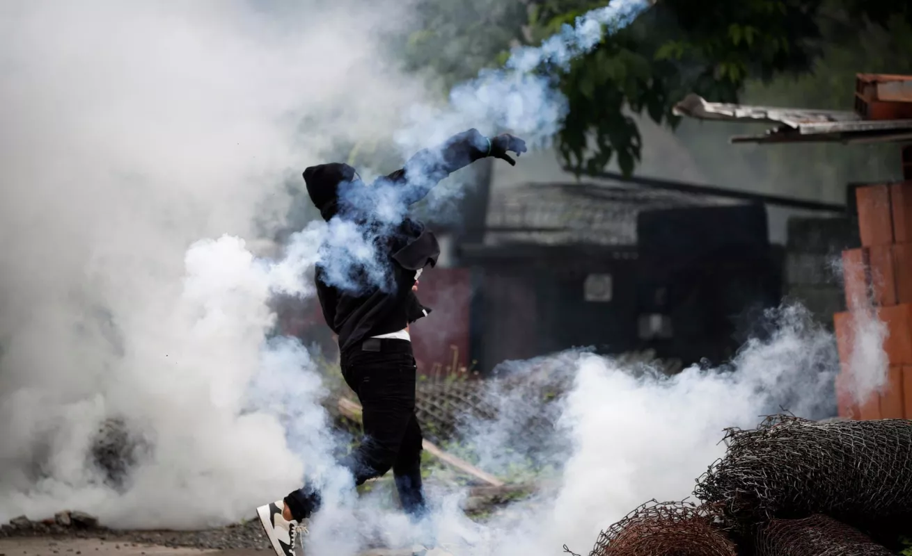 Universitarios protestan, antimotines lanzan bombas (Fotos) 