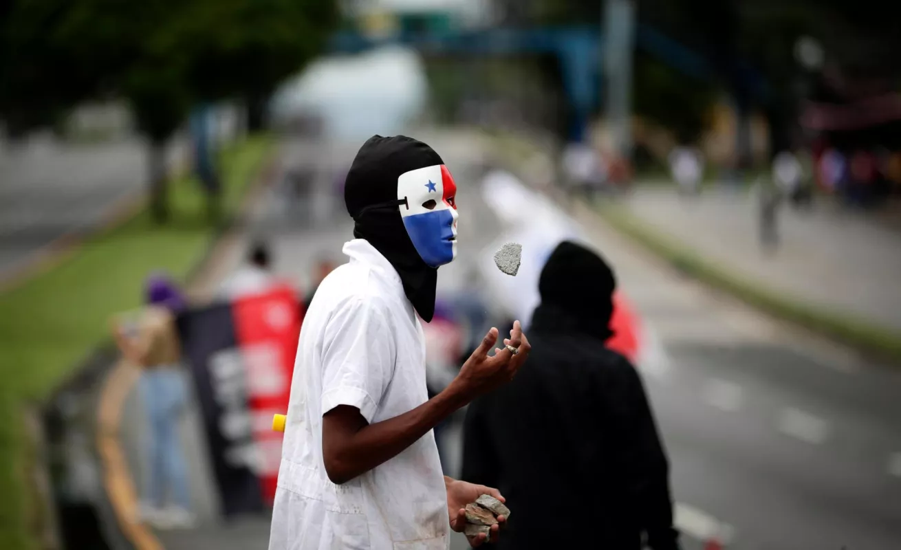 Universitarios protestan, antimotines lanzan bombas (Fotos) 