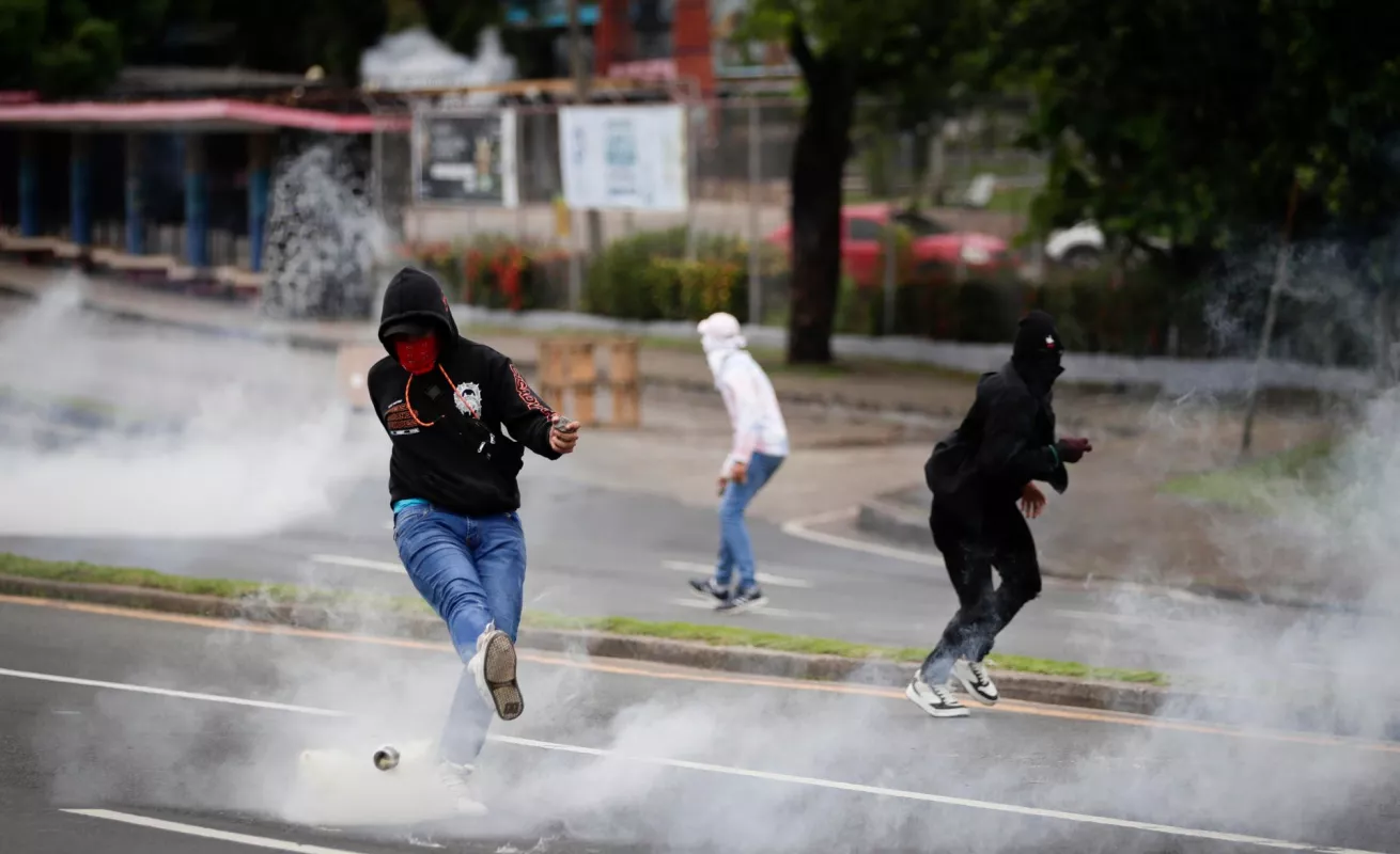 Universitarios protestan, antimotines lanzan bombas (Fotos) 
