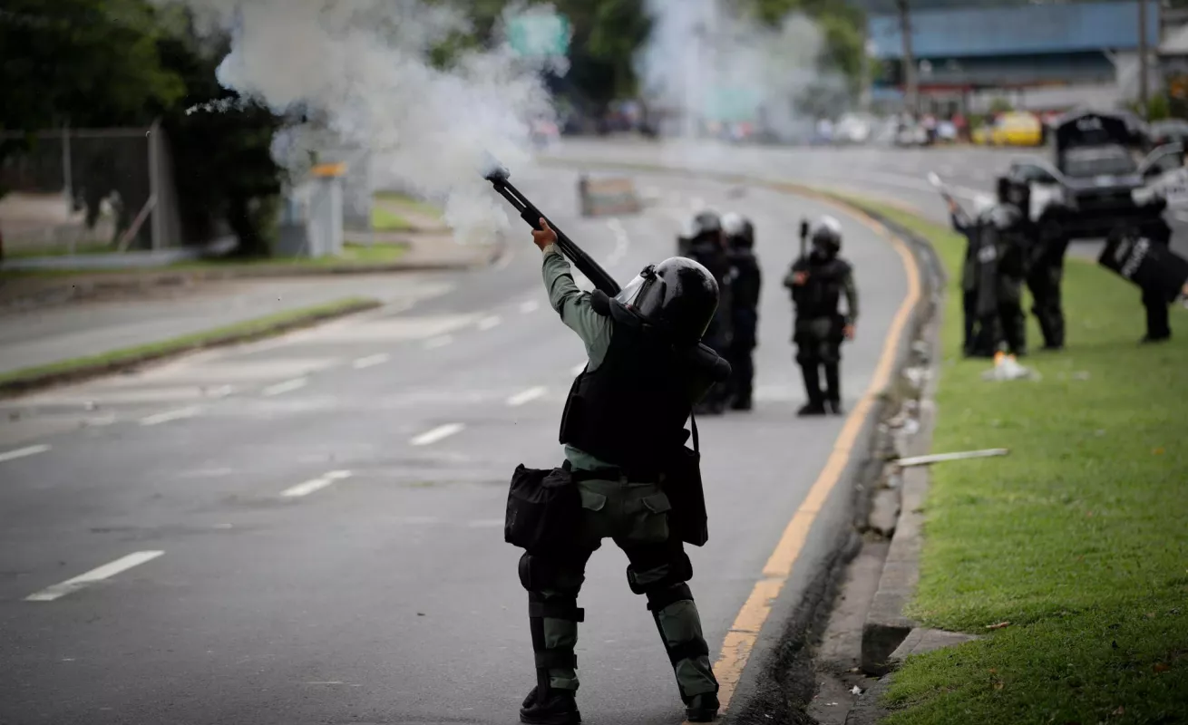 Universitarios protestan, antimotines lanzan bombas (Fotos) 