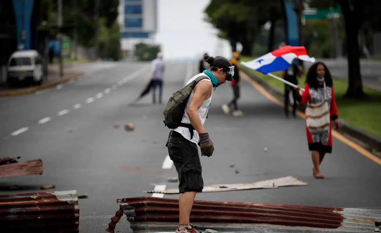 Universitarios protestan, antimotines lanzan bombas (Fotos) 