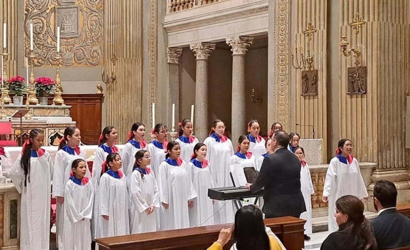 Niños cantores de San Miguelito le dan la mano al Papa Francisco