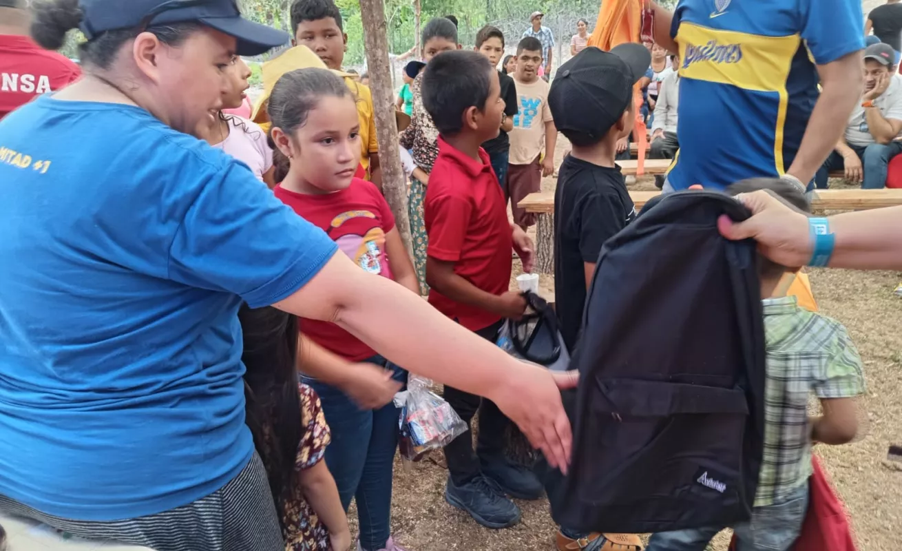 Benefician a más de 80 niños con mochilas y útiles escolares (Fotos)