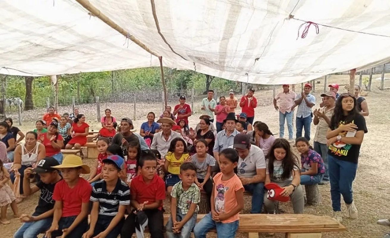 Benefician a más de 80 niños con mochilas y útiles escolares (Fotos)