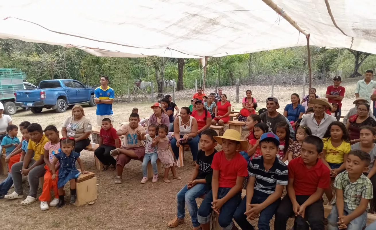 Benefician a más de 80 niños con mochilas y útiles escolares (Fotos)